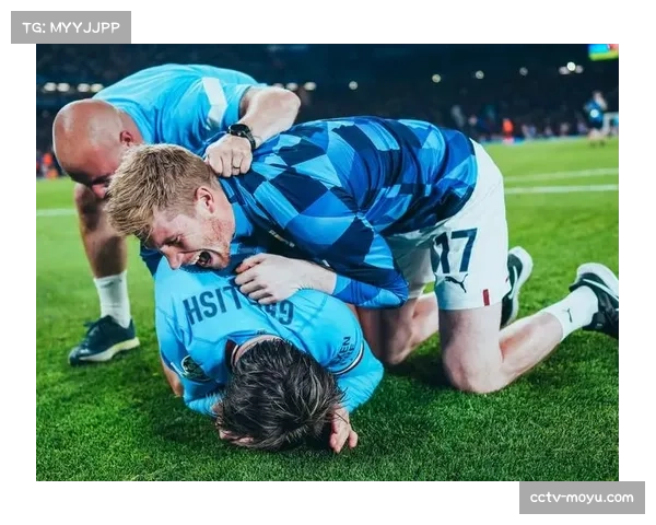 终场哨响，克洛普独自一人向Kop看台挥手致意